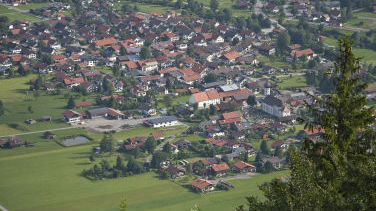 Tiefblick vom Steckenbergkreuz auf Unterammergau