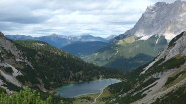 Hinter dem Drachensee die Coburger Hütte