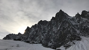 Die eingeschneite Falkenhütte zu Winterbeginn