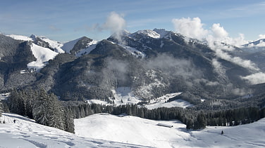 Blick vom Roßkopf über die Osthänge zur Grünseealm. Im Hintergrund die Rotwandgruppe.