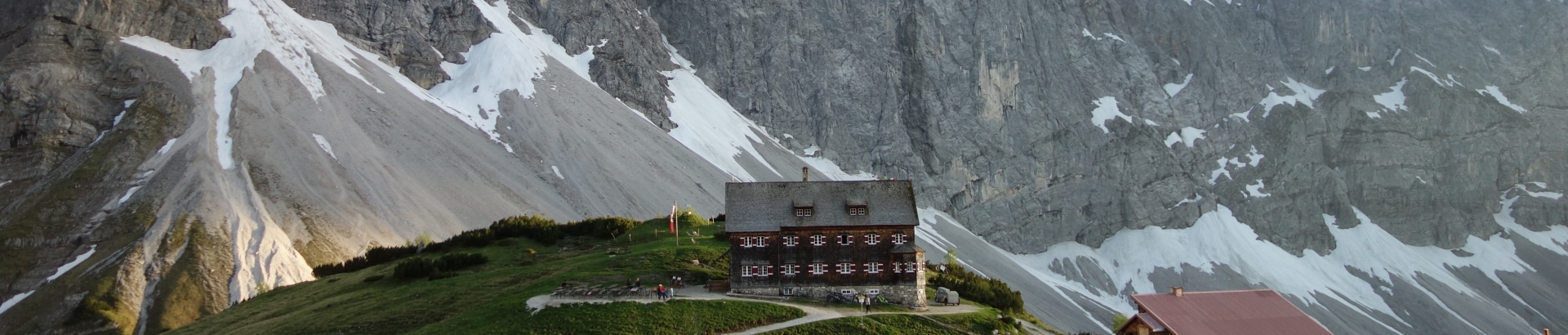 dsc06140_5472x1169+0+1822_1920x410