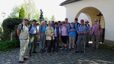 Am dem Start vor der Dorfkirche