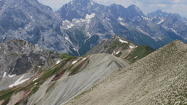 Blick zurück auf den schmalen Gratrücken mit der Mieminger Kette im Hintergrund