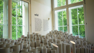 Pappröhren als zentrales Gestaltungselement der Ausstellung
