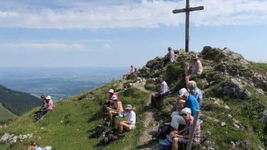 Gipfelrast mit zufriedenen Wanderleuten