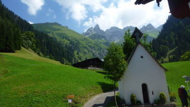 Von Einödsbach zeigt sich schon unser Gipfel links neben der Mädelegabel und Hochfrottspitze