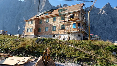 Die Urhütte mit neuer Schindelung und neuen Fensterfarben