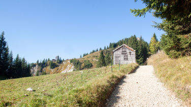 Die Brunnenkopfhütte und das Gipfelkreuz im Blick