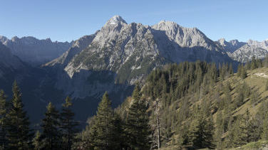 Aufstieg zur Grasbergalm mit Blick auf die Falken