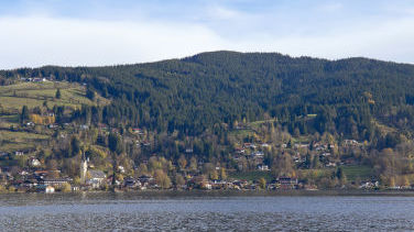 Blick über den Schliersee nach Schliersee Markt und zum Rohnberg