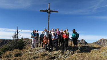 Eine zufriedene Gruppe am Gipfel