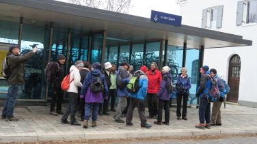 Am S-Bahnhof geht die Wanderung los