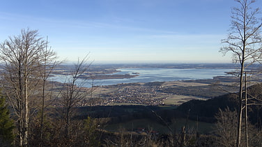 Ausblick vom Haindorfer Berg auf den Chiemsee