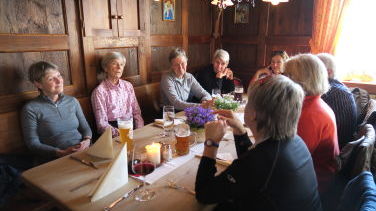 Gemütliche Einkehr in der Ebersberger Alm