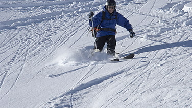 Skiabfahrt im Gipfel-Osthang