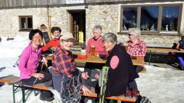 Brotzeit in der Sonne