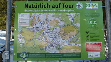 "Natürlich auf Tour"-Schild