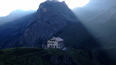 Steinseehütte. (Beispiel Trainingsstützpunkt für Mehrseillängentouren in Bohrhakenumgebung)