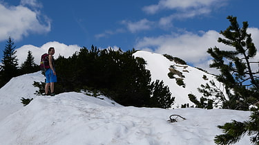 Am Grat folgen wir den Spuren im Schnee zum Gipfel