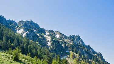 Blick auf das Gipfelkreuz des Sorgschrofens