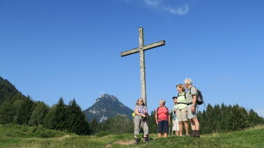 Der Gipfel ist erreicht (im Hintergrund der Brünnstein)