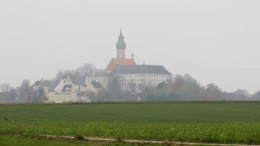 ...und schon ist der Kuppelturm der Klosterkirche von Andechs zu sehen