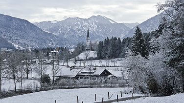 Blick auf die Kirche in Bad Wiessee