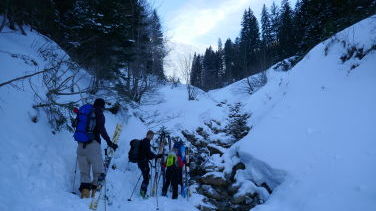 Im engen Gartnertal verengt sich die Aufstiegsroute abschnittweise, das Tragen der Skier ist die Folge.