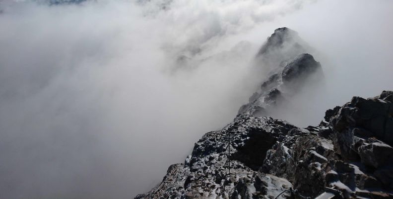 Blick vom Zugspitzgipfel Richtung Jubiläumsgrat: Das Meer aus Wolken sorgte für eine besonders mystische Stimmung
