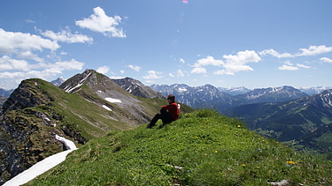 Der Gipfel des Kleinen Pfuitjöchle ist erreicht. Im Foto fällt der Blick in Richtung Hebertaljoch, Ups-Spitze und Mieminger Gebirge.