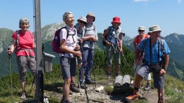 Eine zufriedene Gruppe am Gipfel