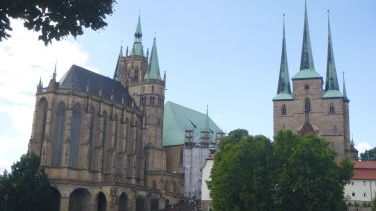 Links Domplatz mit Dom und Severikirche