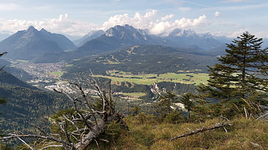 Blick hinter nach Mittenwald