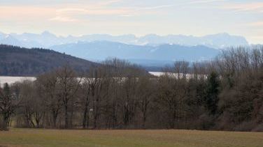 Blick von Rausch auf den Ammersee und die Alpen mit der Zugspitze