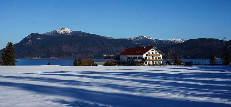 Die Tour startet am Walchensee-Südufer (ca. 805 m), etwas östlich von Altlach. 