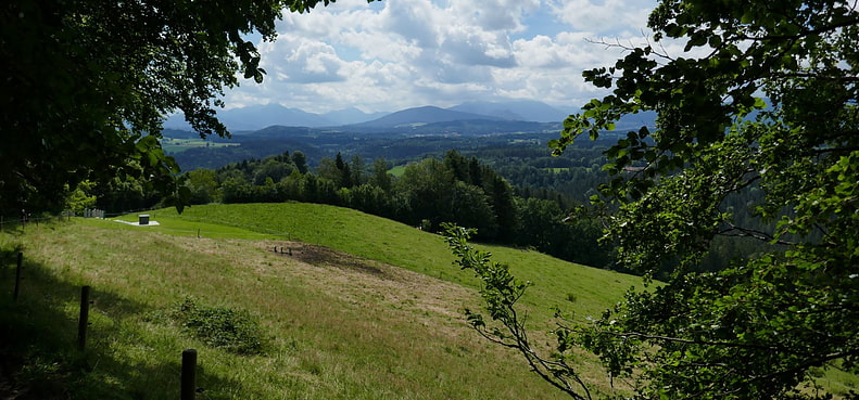 Oberhalb von Fentberg öffnet sich ein schöner Ausblick auf das Mang-fallgebirge.
