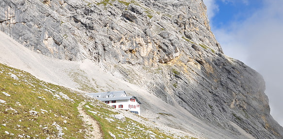 Knorrhütte mit Brunntalkof im Hintergrund