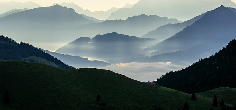 Blick zu den Berchtesgadener Alpen, vorne das Unterberghorn und rechts die Loferer Steinberge