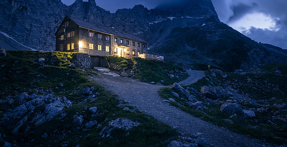 Lamsenjochhütte bei Nacht