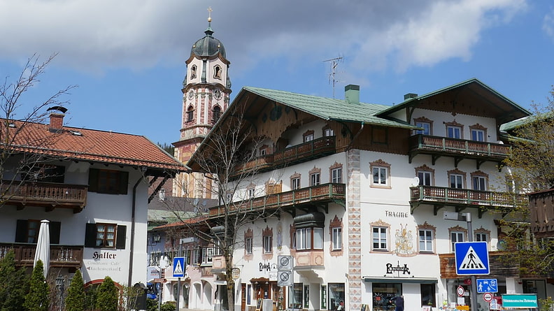 Blick Richtung Mittenwalder Altstadt auf Höhe der Bäckerei Rieger, wo wir uns noch etwas für die Brotzeit unterwegs einkaufen können.