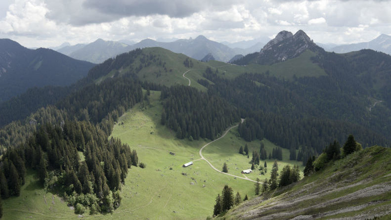 Gipfelblick vom Schönberg über die Ampertalalm zu Hochplatte und Roß- und Buchstein