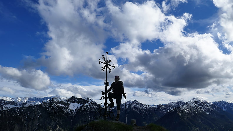 Am Sonnenberggipfel mit Blick in das Graswangtal nebst Ammergauer Alpen 