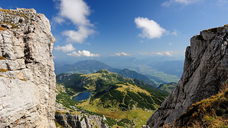 Vom Rücken zum Sagzahn sieht man zum Zireiner See hinunter.