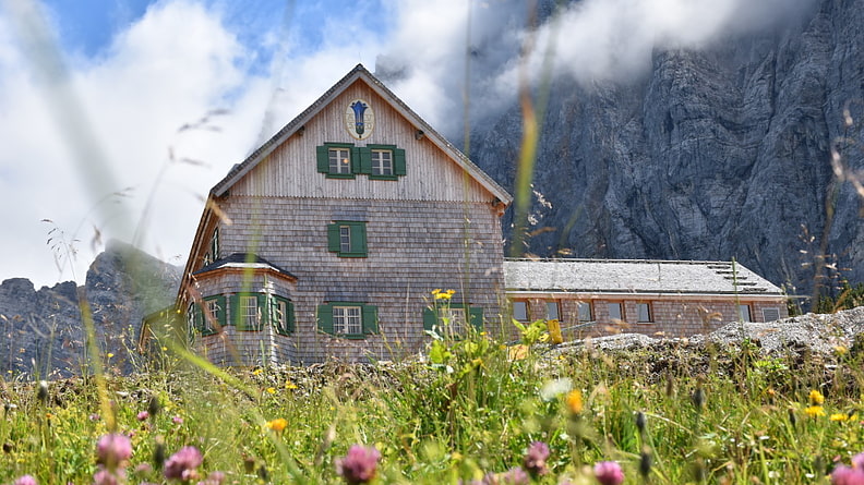 Die Falkenhütte auf 1848 Metern wurde 2017 bis 2020 grundlegend saniert.