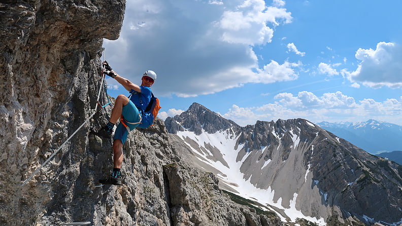 Kaltstart: Der Klettersteig beginnt mit steilen Passagen der Schwierigkeit C