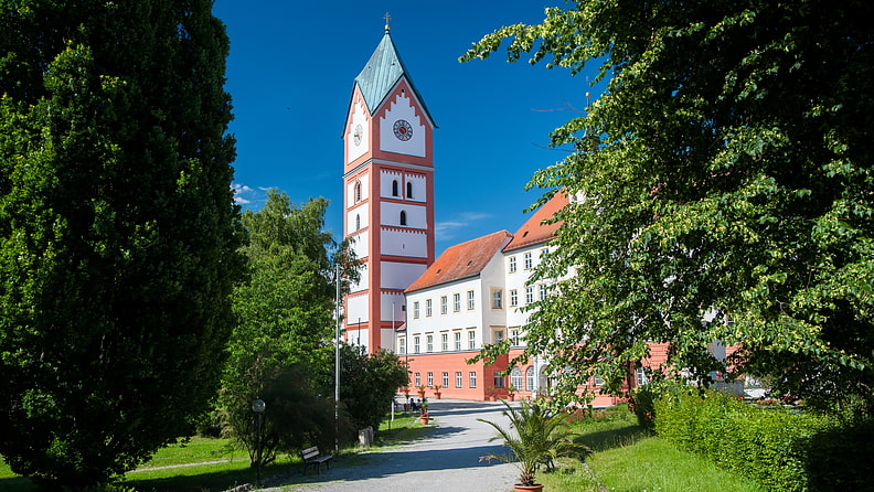Der Turm der Scheyerer Klosterkirche ist ein Blickfang
