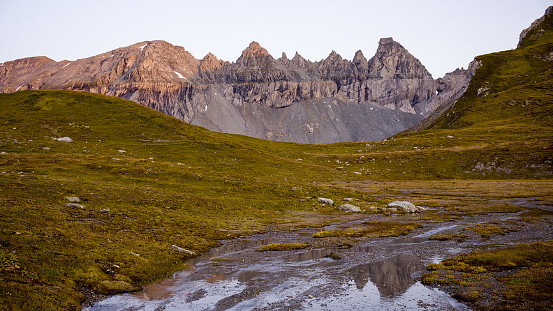 Mauer aus Kalk, Flysch und Verrucano-Gestein: die Tektonikarena Sardona 