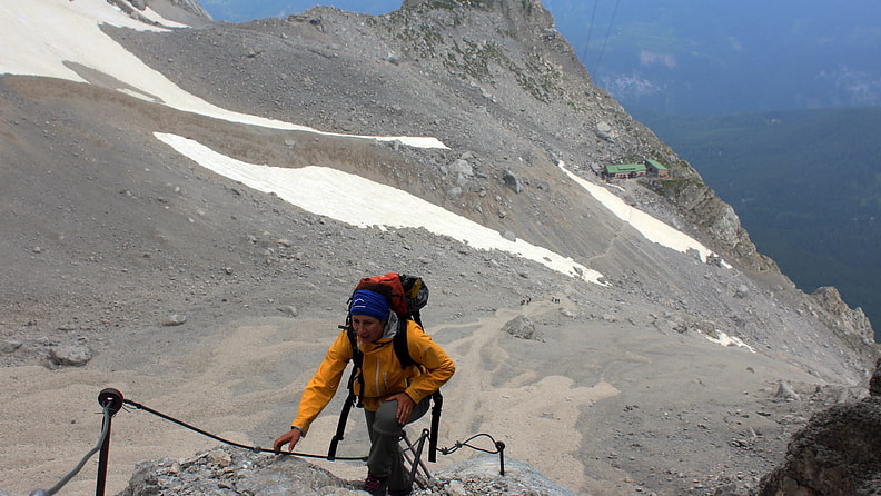 Am Klettersteig, im Hintergrund die Wiener Neustädter Hütte