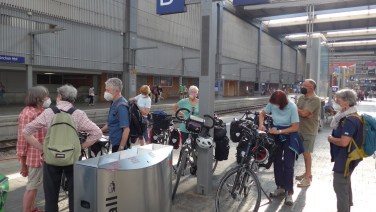 Warten auf den Zug am Hbf.