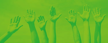 Hochgehaltene Hände zum Zeichen der Partizipation